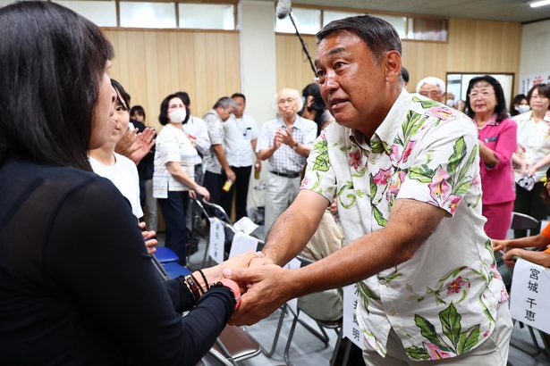 「私の力不足」落選の桃原さん、支持者に頭下げ　知名度で及ばず　宜野湾市長選　沖縄