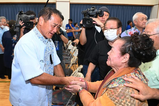 宜野湾市長に当選の佐喜真さん「松川さんの思いを一つに、宜野湾を一つに」涙の支援者らと歓喜