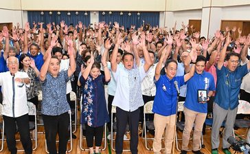 宜野湾市長に佐喜真淳氏　6年ぶり返り咲き　桃原氏に7978票差　投票率は53.27％　沖縄