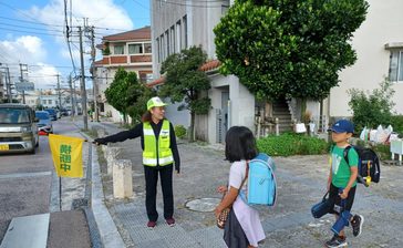 「順子さん、ありがとう」首里の通学路の安全守って22年、交通指導員を定年で“引退”　那覇　沖縄