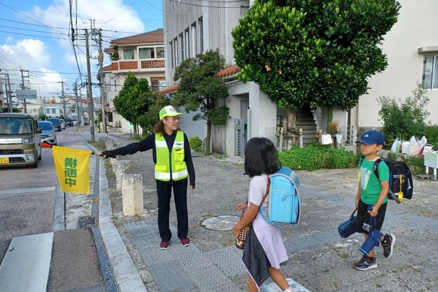 「順子さん、ありがとう」首里の通学路の安全守って22年、交通指導員を定年で“引退”　那覇　沖縄