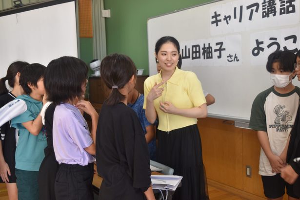 「秘密の花園先生」山田柚子さん　母校で「学ぶことの大切さ」語る　沖縄出身、マーガレットに連載中　