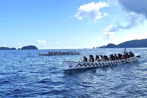 慶良間ブルーの海でサバニ走らす　不登校児童ら渡嘉敷村でキャンプ、大自然を満喫　沖縄