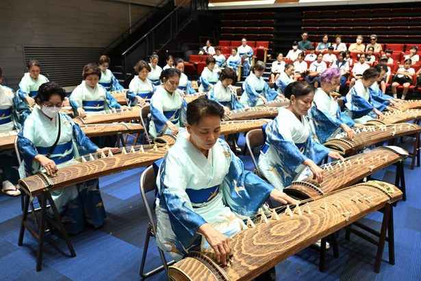 箏の日（くとぅの日）　柔らかな音色、100人が演奏　沖縄