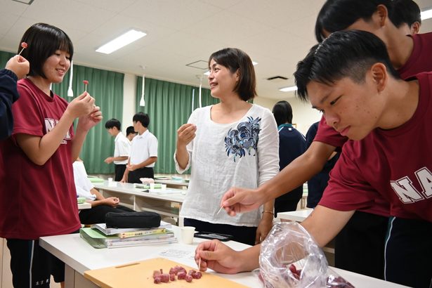 伝統菓子「きっぱん」歴史学ぶ　店主の謝花さん、那覇高で授業