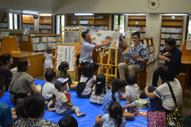 アメリカ情報コーナー設置20周年　松本市長と在沖米国総領事が読み聞かせ　浦添市立図書館　沖縄