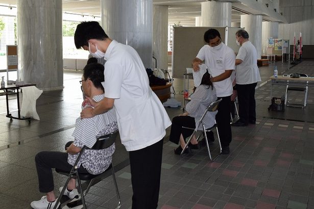 沖縄盲学校の生徒、県庁でマッサージ体験会　視覚障がい者の雇用促進へ　10月4日にも那覇で