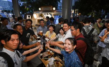 仕事帰りに生ビールぐいっと　「マルエフ横丁」琉球新報1階できょう13日まで　沖縄・那覇