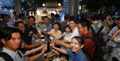 仕事帰りに生ビールぐいっと　「マルエフ横丁」琉球新報1階できょう13日まで　沖縄・那覇