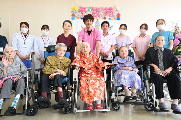 敬老の日、元気の秘訣は？　100歳、しゃべって歌って　沖縄・豊見城の施設　ご長寿5人を祝福