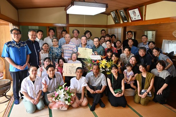 孫・ひ孫・やしゃご計27人！　沖縄市の100歳、長寿の秘けつは「明日があるさ」