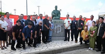 人間国宝・照喜名朝一さんの銅像、三回忌に南城市で除幕式　琉球古典音楽「つないでいきたい」　沖縄　