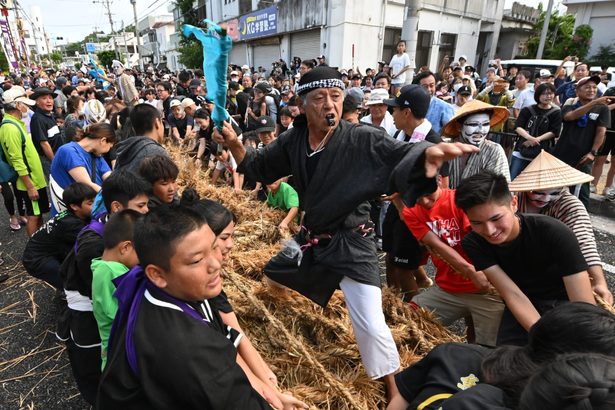 【動画】3万3000人が「ハーイヤ！」糸満大綱引　熱戦は9大会ぶりに南が勝利　沖縄