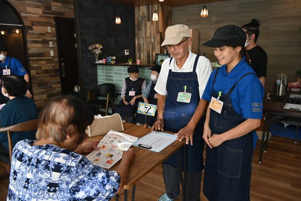 認知症の当事者ら生き生き接客　名護で「注文を間違えるカフェ」開催　沖縄