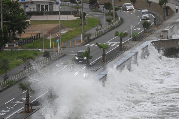 台風14号、南大東島で最大瞬間風速31.5メートル　しけ続く見込み　沖縄（18日夜まとめ）