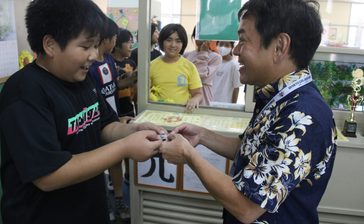 校長室にカブトムシ、人気キャラに扮したシール…「みんなの笑顔が太陽」浦添・仲西小の金城校長、楽しい学校つくります　沖縄