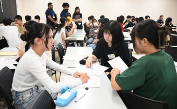 高校生が「一日沖国大生」に　60人が講義やゼミ、学食を体験