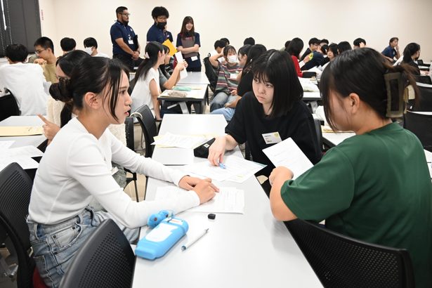 高校生が「一日沖国大生」　６０人、講義やゼミ、学食体験