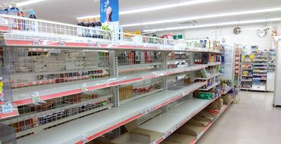 【写真】店の棚はからっぽ　海上しけで島に20日間、食料届かず　南・北大東島　沖縄