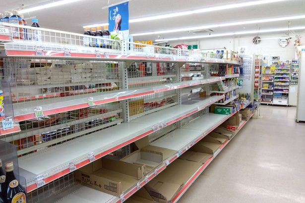 【写真】店の棚はからっぽ　海上しけで島に20日間、食料届かず　南・北大東島　沖縄