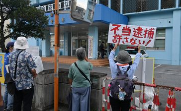 「なぜ逮捕したのか」安和で抗議中の男性逮捕巡り、市民ら釈放求める　名護署前　沖縄