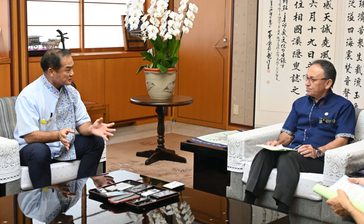 佐喜真宜野湾市長、デニー知事に就任あいさつ｢最高裁判決、県民に説明を｣　沖縄