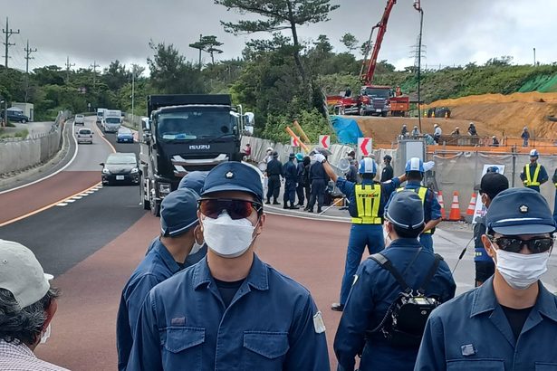 「安全より抗議つぶし優先」　防衛局、市民排除を強硬に　警備契約など開示決定も先送り＜信なき現場　安和事故3カ月＞（下）