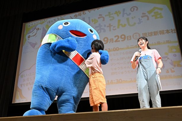 りゅうちゃん、ついに“ラストティーン”　500人が駆けつけ「ハッピーバースデー」　沖縄