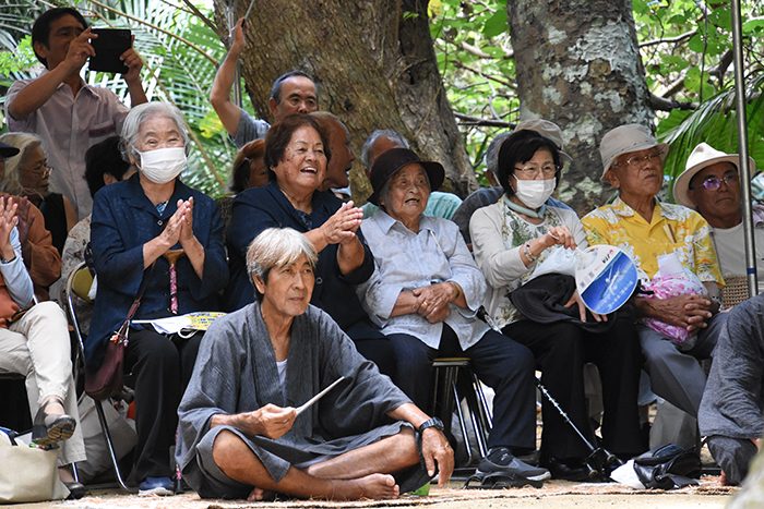 棒の演舞に拍手を送る住民ら