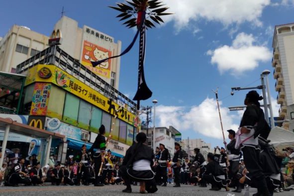 旗頭、勇壮な舞　国際通りで大綱挽行列　那覇・沖縄