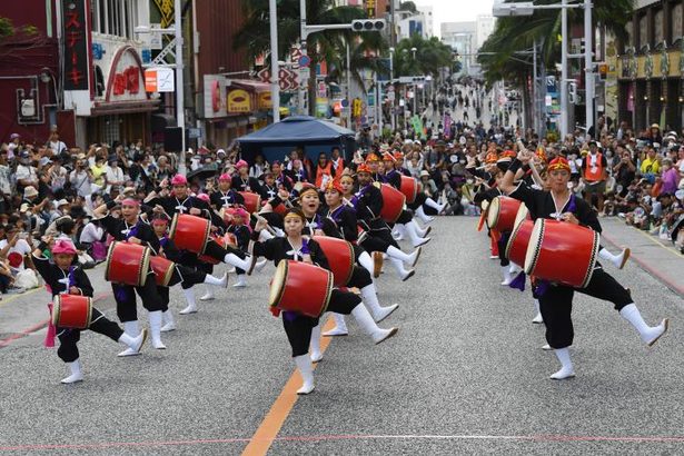 25団体が勇壮な舞　国際通りで「一万人のエイサー踊り隊」　沖縄