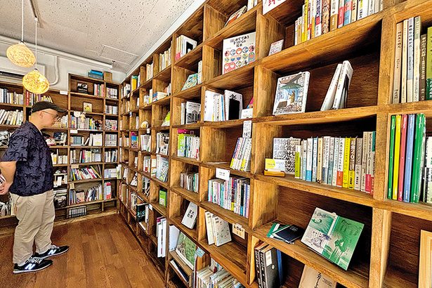 「栄町共同書店」　棚に広がる本の小宇宙 ＜ぞくぞく開店、個性派書店＞