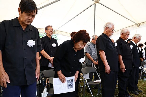 那覇市長「沖縄で二度と同じ過ちを起こさせない」　10・10空襲　那覇市追悼式、遺族ら誓い　沖縄「なぐやけの碑」