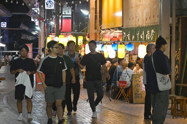 コザの街、地元の若者でにぎわう　居酒屋やバー、飲食店の出店が急増　シャッター通りが変わったワケとは＜チャンプルー半世紀・沖縄市市制50周年＞1