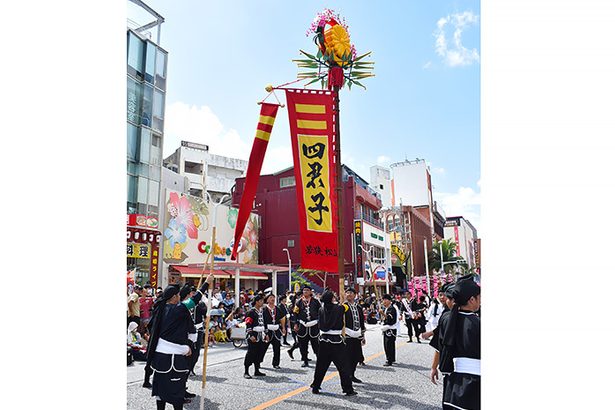 90年ぶり旗頭、力強く舞う　若狭松山の「四君子」、泊の「西王母」が復活　国際通りで大綱挽行列　沖縄