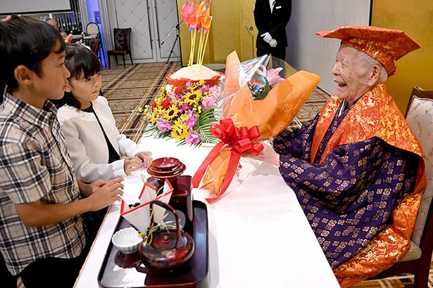 元学徒2人も数え97歳「カジマヤー」　親族や同窓生らが祝福　亡き学友を思い「戦争二度と起こさない」　沖縄　　