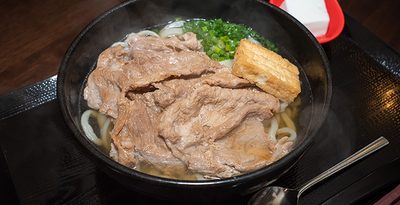 県民好みの手打ちうどん　「手打ちうどん うさぎ」　与那原町与那原