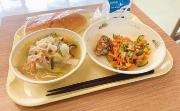 沖縄県、私立校に給食費の半額補助を検討　「公立と同じ考え方で」