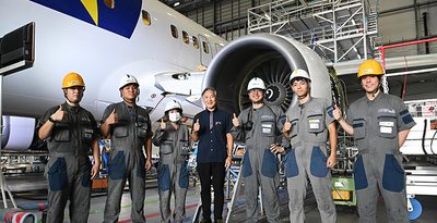 航空機の重整備を手掛ける国内で唯一の専門会社として、MRO　Japanの強みを語る高橋隆司社長（中央）と整備士ら＝9月10日（ジャン松元撮影）