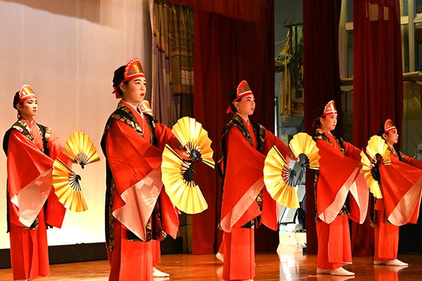 屋部の八月踊り　伝統的な組踊、形残す＜風・土・人　シマの伝統行事＞