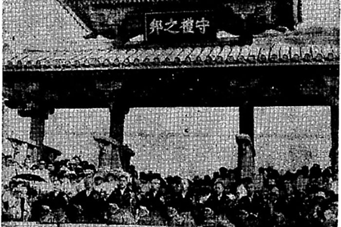 再建された守礼門。再建を祝おうと多くの人が集まったという＝1958年10月15日、琉球新報紙面より