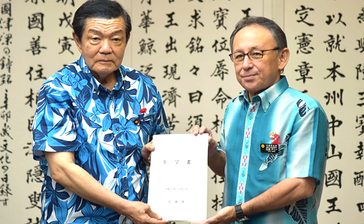 「強い沖縄経済」実現を要望　玉城デニー知事と来県の伊東沖縄相が初面談　基地負担減は「所管外」