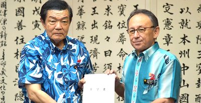 伊東良孝沖縄担当相（左）に要望書を手渡す玉城デニー知事＝５日午後、県庁