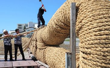 沖縄初　那覇大綱挽のライブ配信にセルラーが5Ｇ新技術　スマホ多数使用でも映像の質保つ