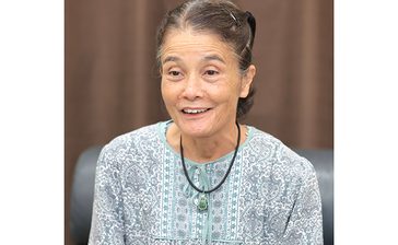 戦争への抗議伝える　玉山さん　苦労した母モデルに　新報児童文学賞