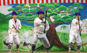 8年ぶり並里豊年祭 盛大に　区民総出　勇壮な三人棒に指笛　沖縄・本部