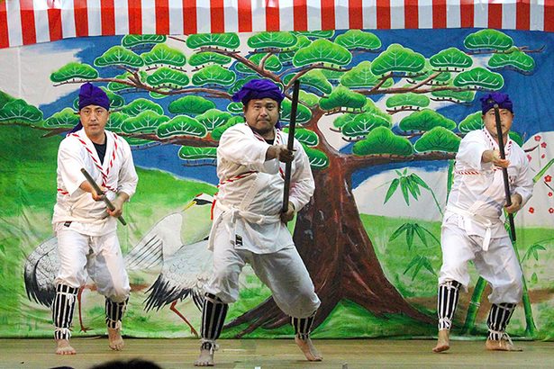 8年ぶり並里豊年祭 盛大に　区民総出　勇壮な三人棒に指笛　沖縄・本部