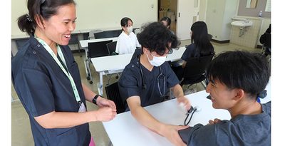 学生ら医療現場を体験、経験増やす　インターンや地域の健康指導も　沖縄の県立看護大内に自主グループ