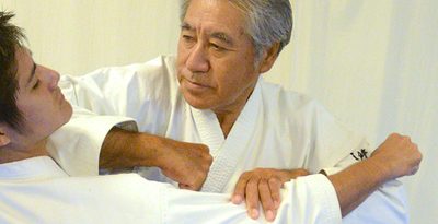 沖縄空手の神髄世界へ　知念賢祐さんを悼む　八木明達