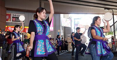 東京の商店街が沖縄一色に！　「あきさみよ祭り」物産販売、勇壮なエイサー演舞も　世田谷・豪徳寺